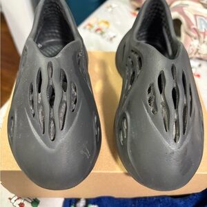 Yeezy Kids Shoes in color Black